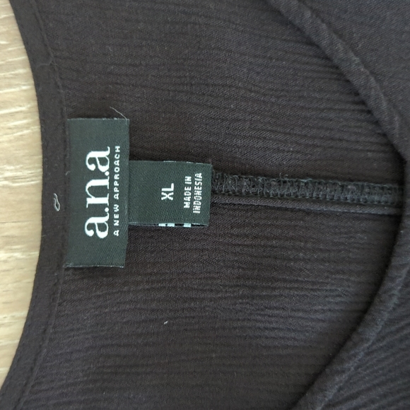 A.n.a. Cold Shoulder Top size XL - Picture 3 of 6